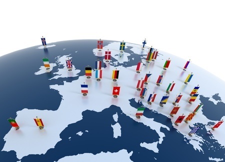 Weltkugel mit dem Fokus auf Europa und mit verschiedenen Flaggen für die zu sehenden Länder